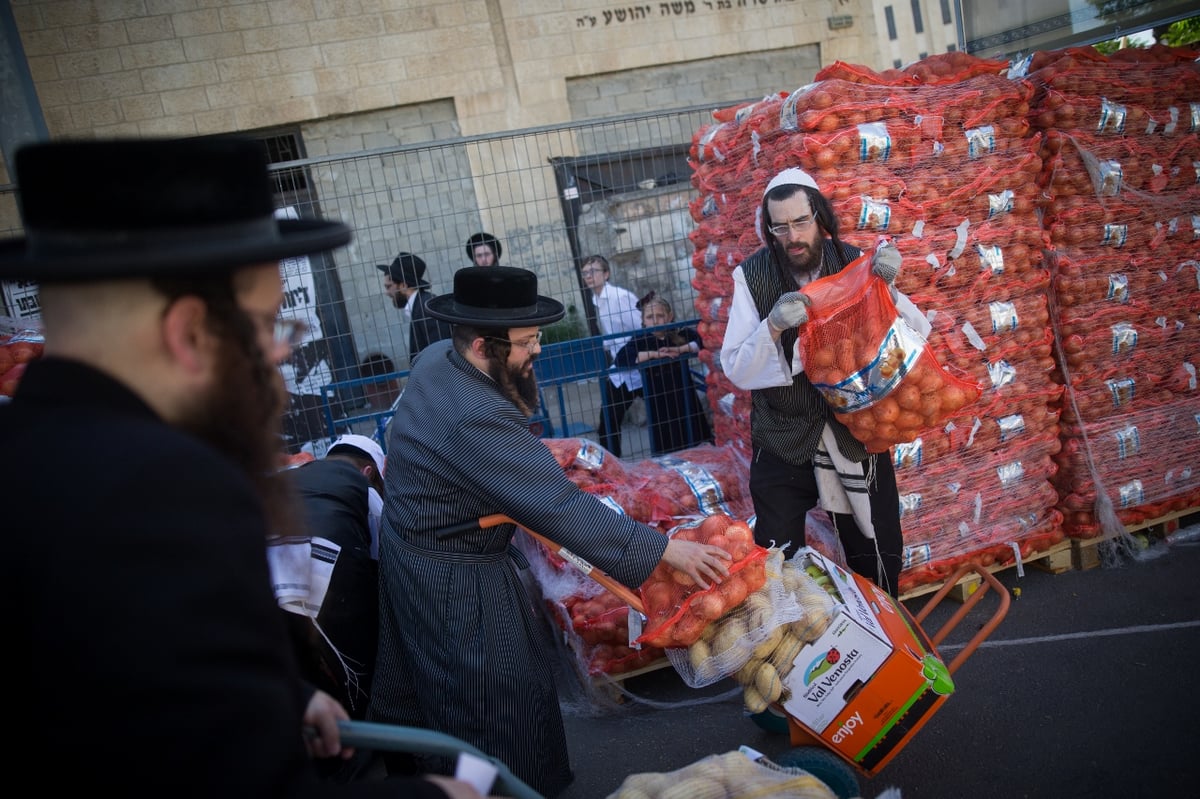 חלוקת 'קמחא דפסחא' במאה שערים • תיעוד