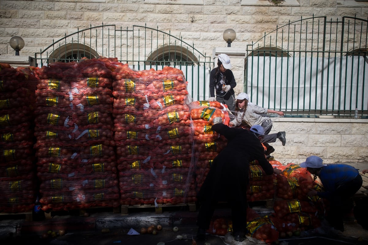 חלוקת 'קמחא דפסחא' במאה שערים • תיעוד