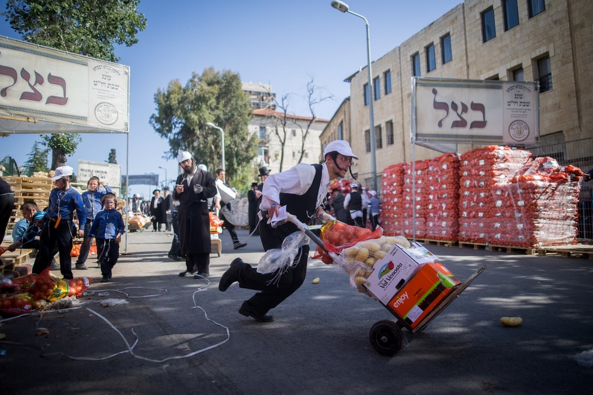 חלוקת 'קמחא דפסחא' במאה שערים • תיעוד