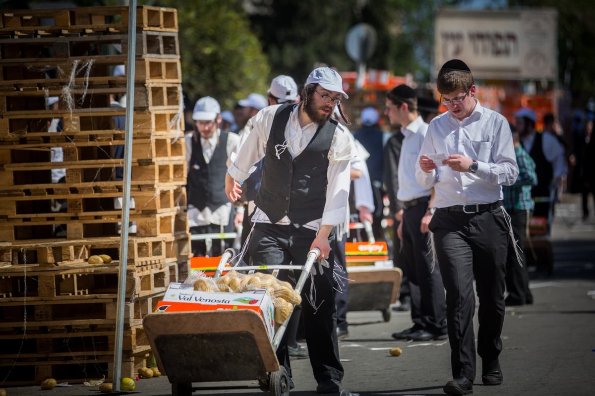 חלוקת 'קמחא דפסחא' במאה שערים • תיעוד