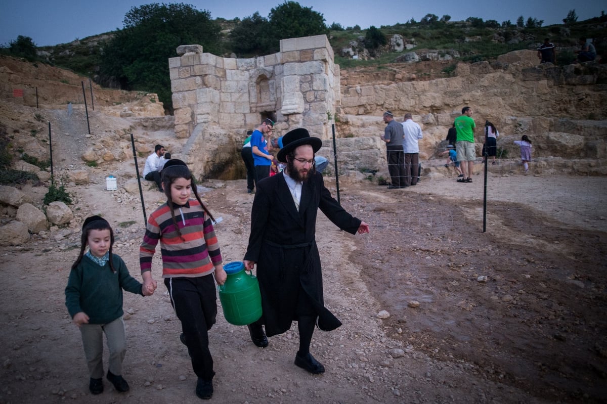 בריקוד ולצד הטובלים: שאיבת 'מים שלנו' בהרי ירושלים