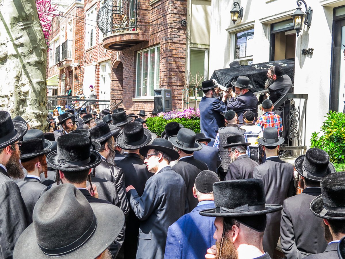 צפו בתיעוד: המונים ליוו את גאב"ד יאקע למנוחות