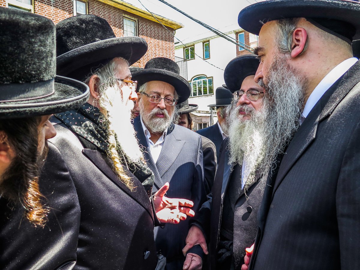 צפו בתיעוד: המונים ליוו את גאב"ד יאקע למנוחות