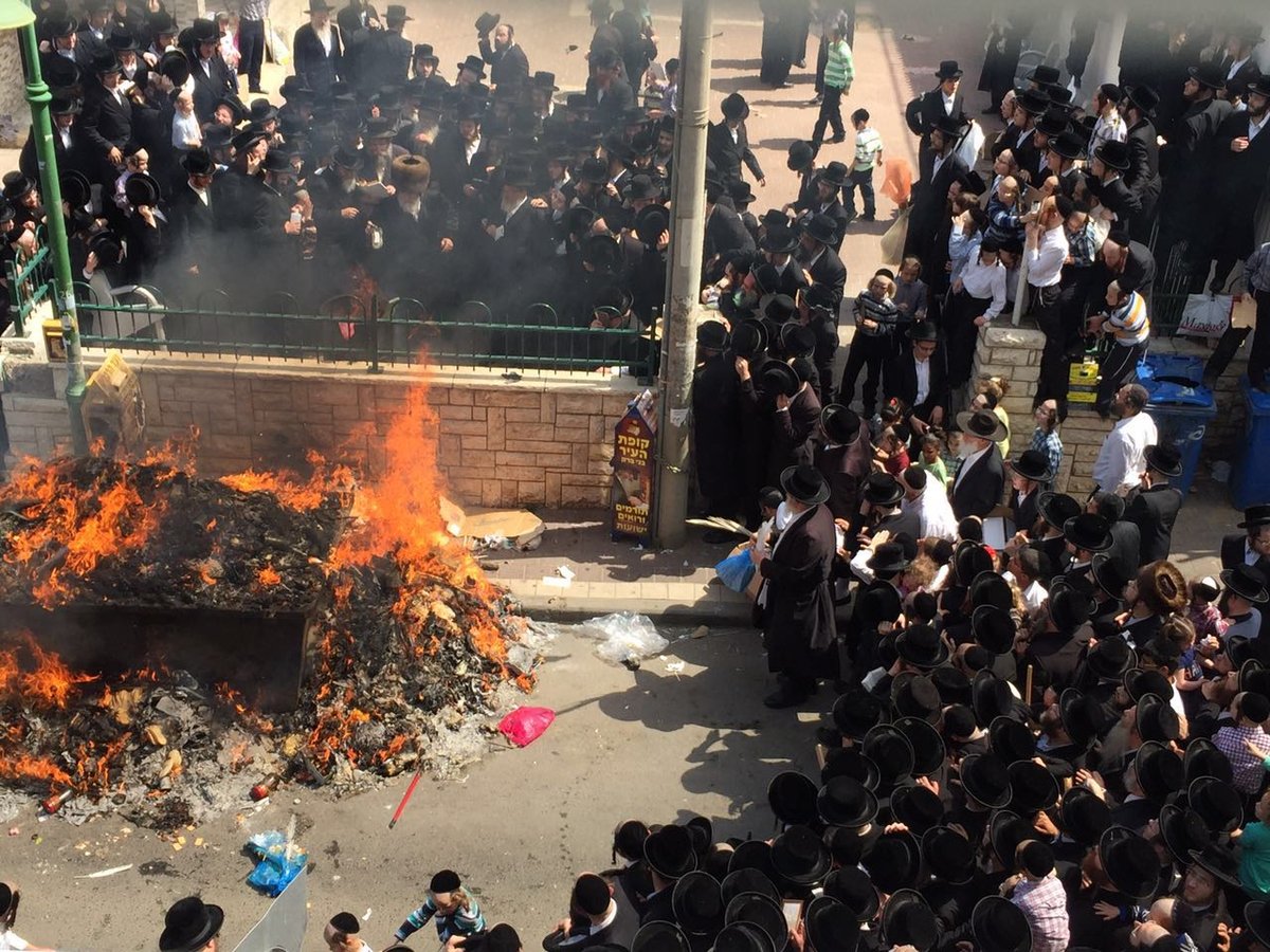 צפו בתיעוד: האדמו"ר מויז'ניץ שורף את האייפונים עם החמץ