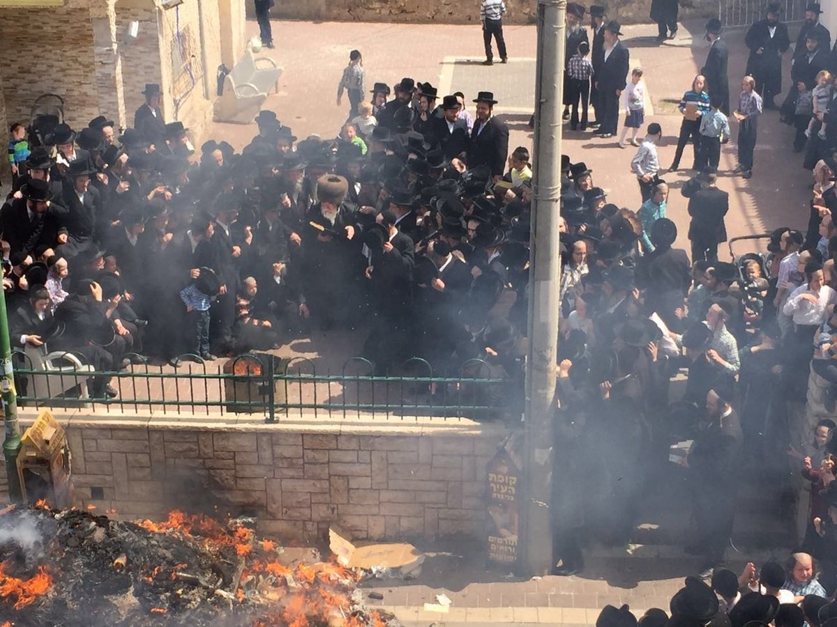 צפו בתיעוד: האדמו"ר מויז'ניץ שורף את האייפונים עם החמץ