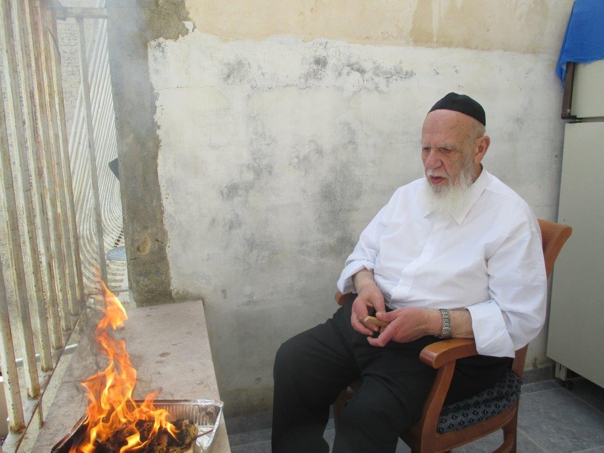 צפו: נשיא מועצת חכמי התורה שורף את החמץ