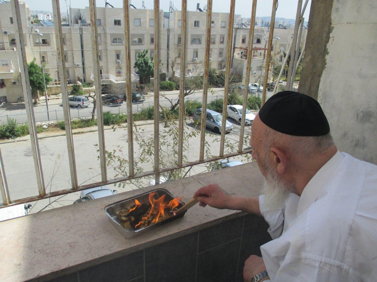 צפו: נשיא מועצת חכמי התורה שורף את החמץ