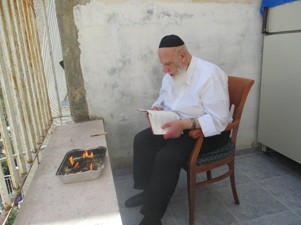 צפו: נשיא מועצת חכמי התורה שורף את החמץ