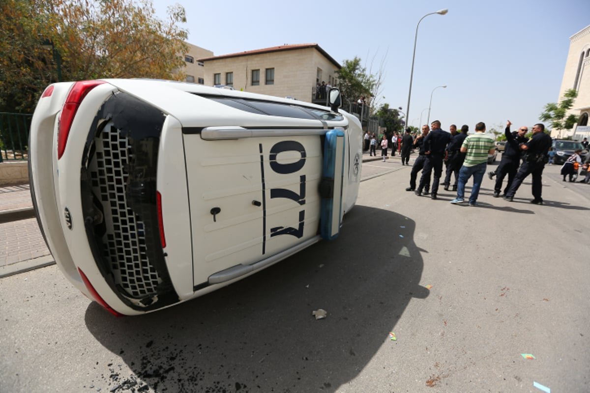 הקיצוניים הפכו את הניידת, הבעל האלים נמלט • צפו