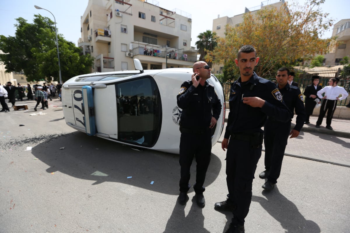 הקיצוניים הפכו את הניידת, הבעל האלים נמלט • צפו