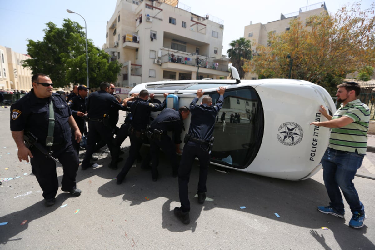 הקיצוניים הפכו את הניידת, הבעל האלים נמלט • צפו