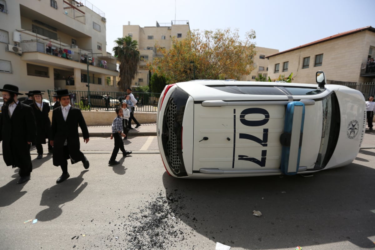 הקיצוניים הפכו את הניידת, הבעל האלים נמלט • צפו