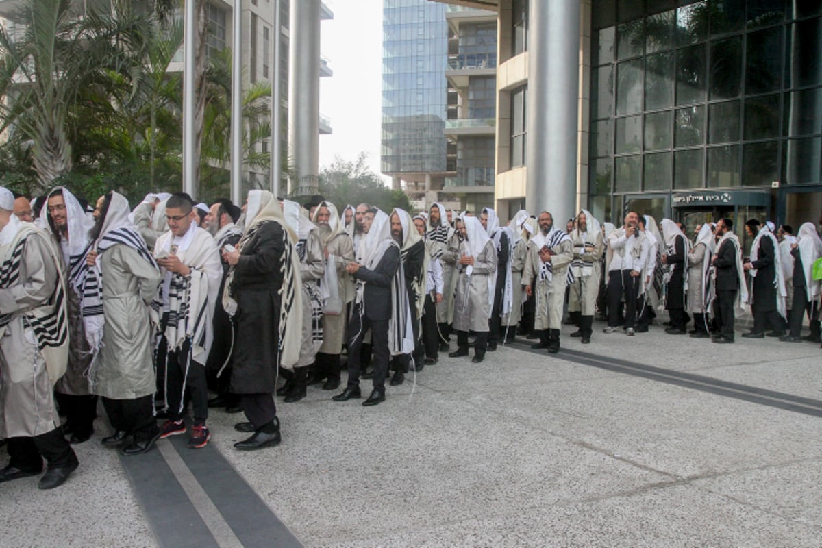 תפילת חג, זעקה ומחאה • תיעוד מההפגנה ברמת גן