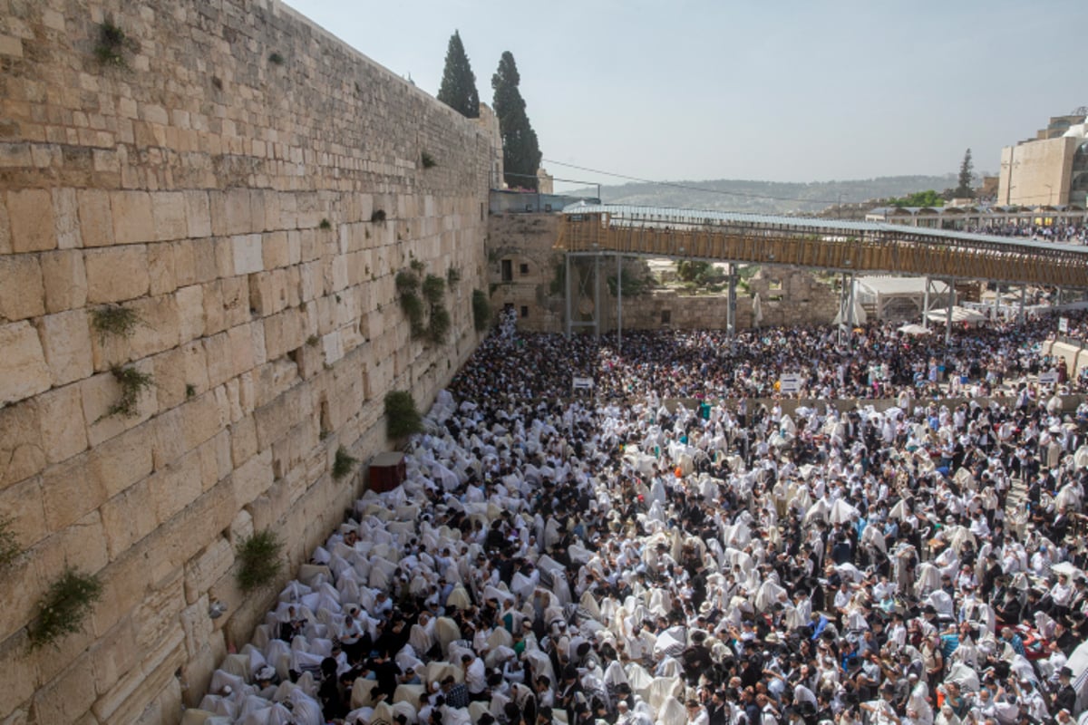 תיעוד ענק: אלפים ב'ברכת הכהנים' בכותל המערבי