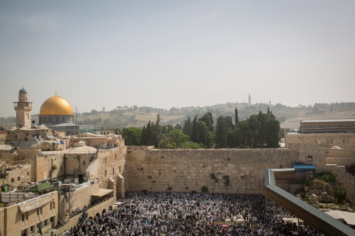 תיעוד ענק: אלפים ב'ברכת הכהנים' בכותל המערבי