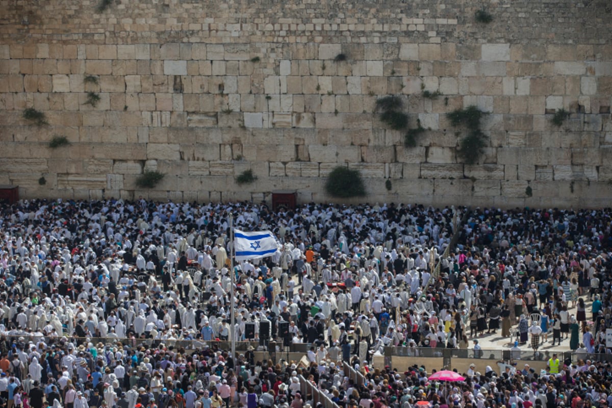 תיעוד ענק: אלפים ב'ברכת הכהנים' בכותל המערבי