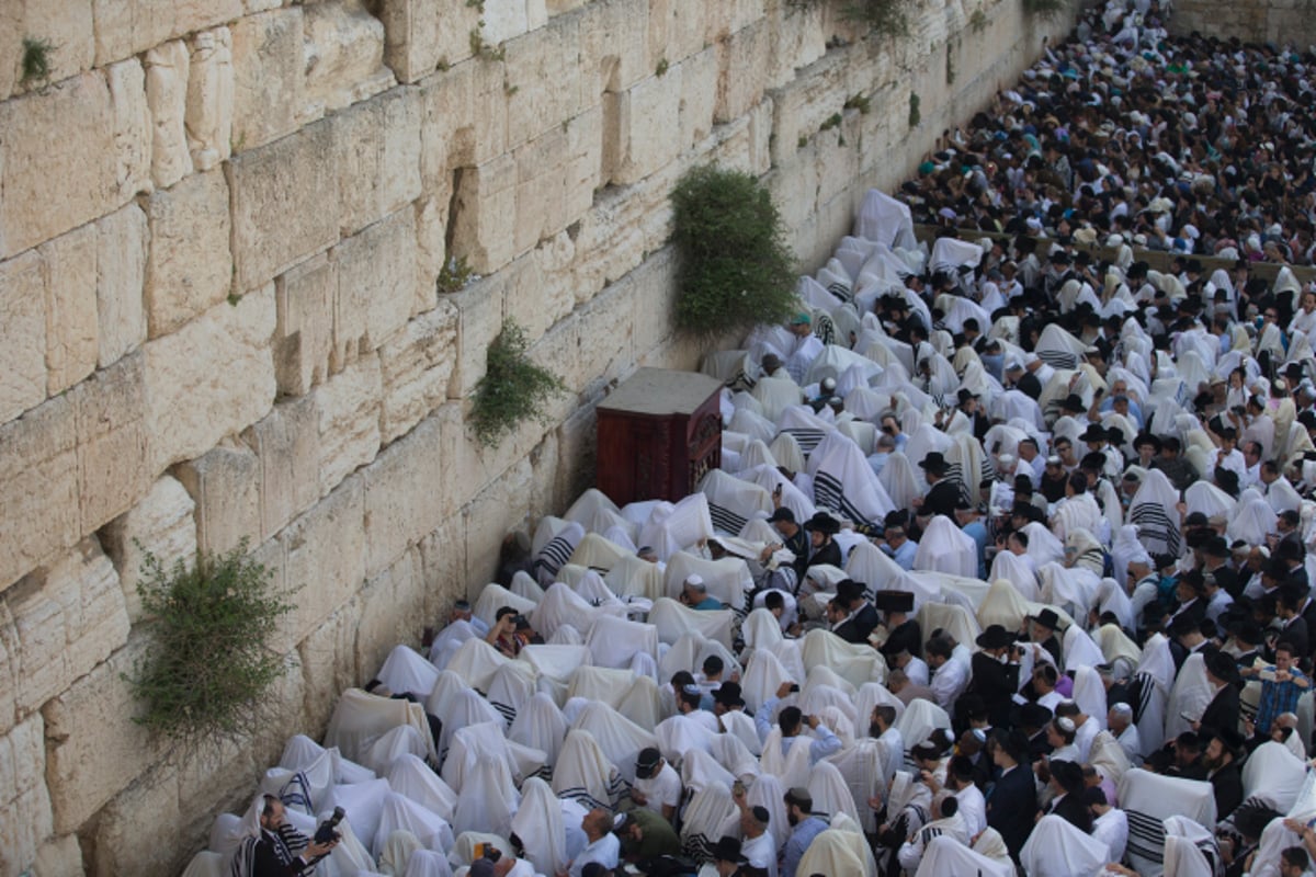 תיעוד ענק: אלפים ב'ברכת הכהנים' בכותל המערבי