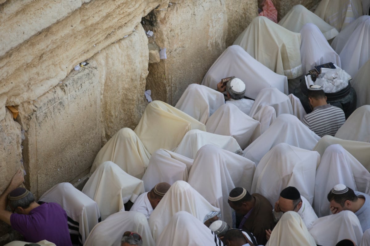 תיעוד ענק: אלפים ב'ברכת הכהנים' בכותל המערבי