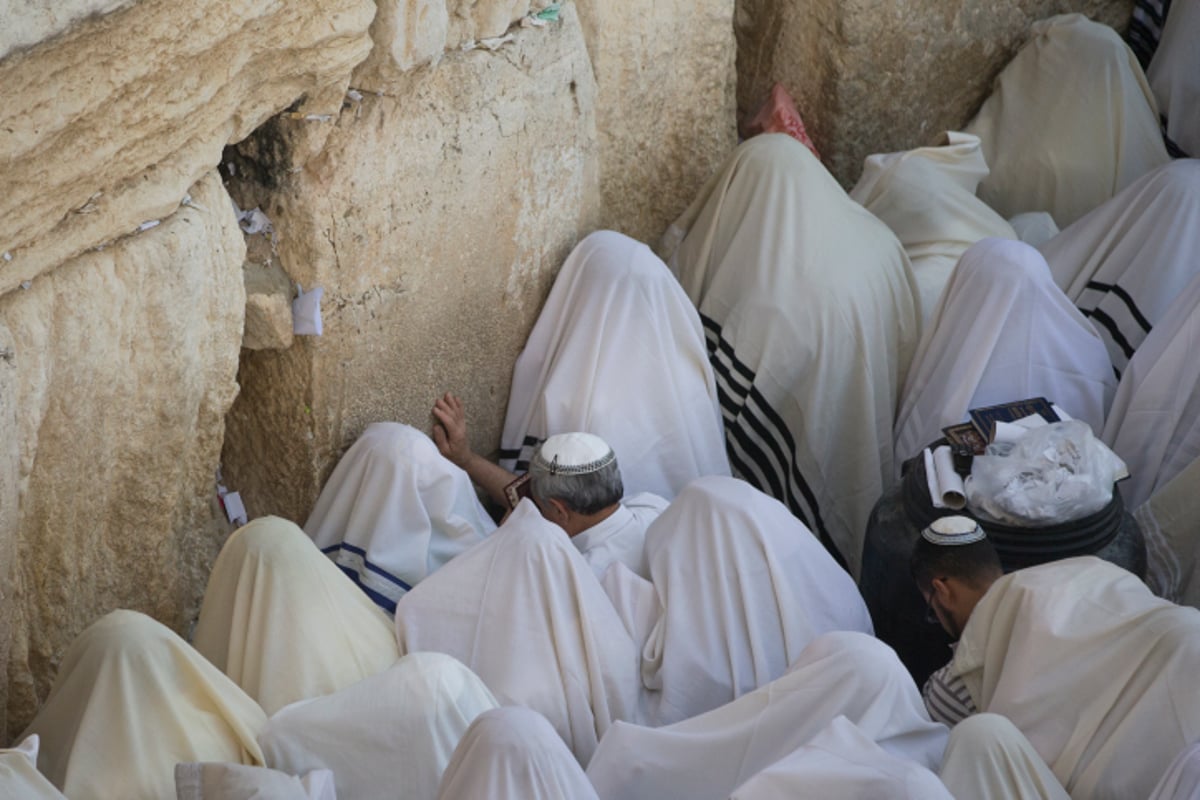 תיעוד ענק: אלפים ב'ברכת הכהנים' בכותל המערבי