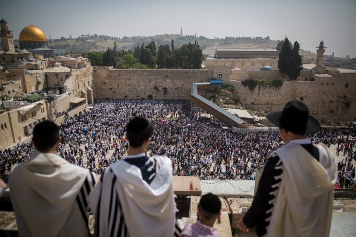 תיעוד ענק: אלפים ב'ברכת הכהנים' בכותל המערבי