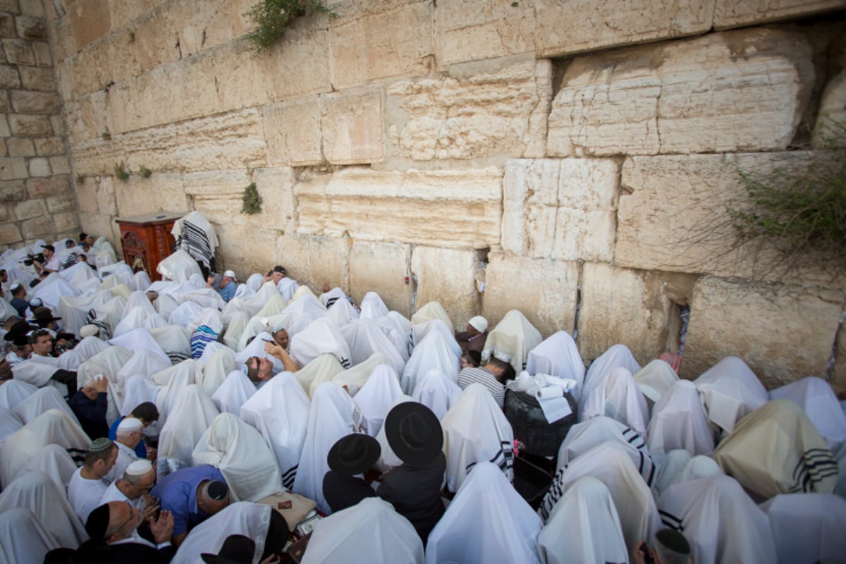 תיעוד ענק: אלפים ב'ברכת הכהנים' בכותל המערבי