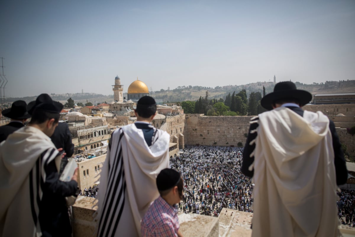 תיעוד ענק: אלפים ב'ברכת הכהנים' בכותל המערבי