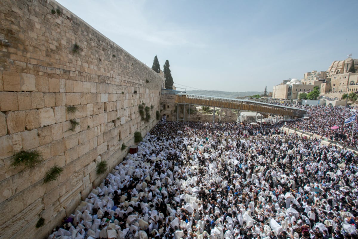 תיעוד ענק: אלפים ב'ברכת הכהנים' בכותל המערבי