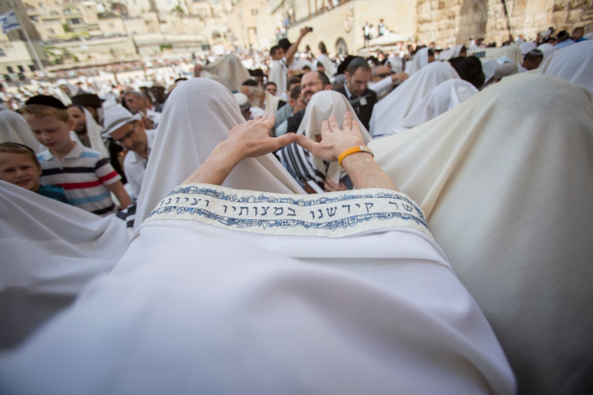 תיעוד ענק: אלפים ב'ברכת הכהנים' בכותל המערבי