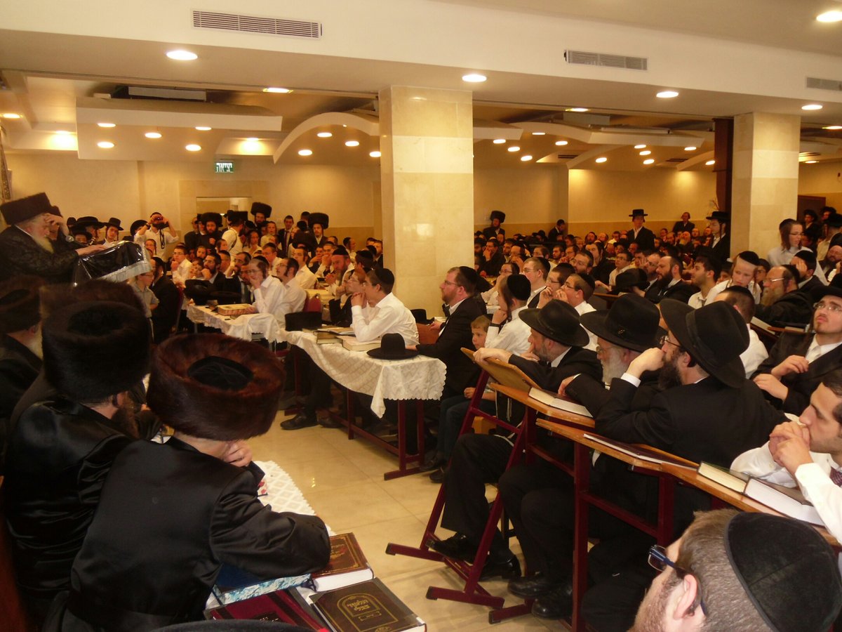 הרב שטרנבוך נגד פאות ארוכות: "צריך להתחזק בצניעות"