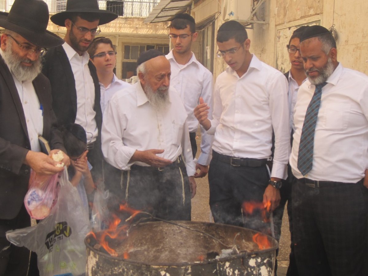 שריפת החמץ של 'חבר המועצת'. תמונות