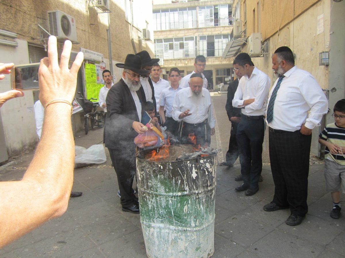 שריפת החמץ של 'חבר המועצת'. תמונות