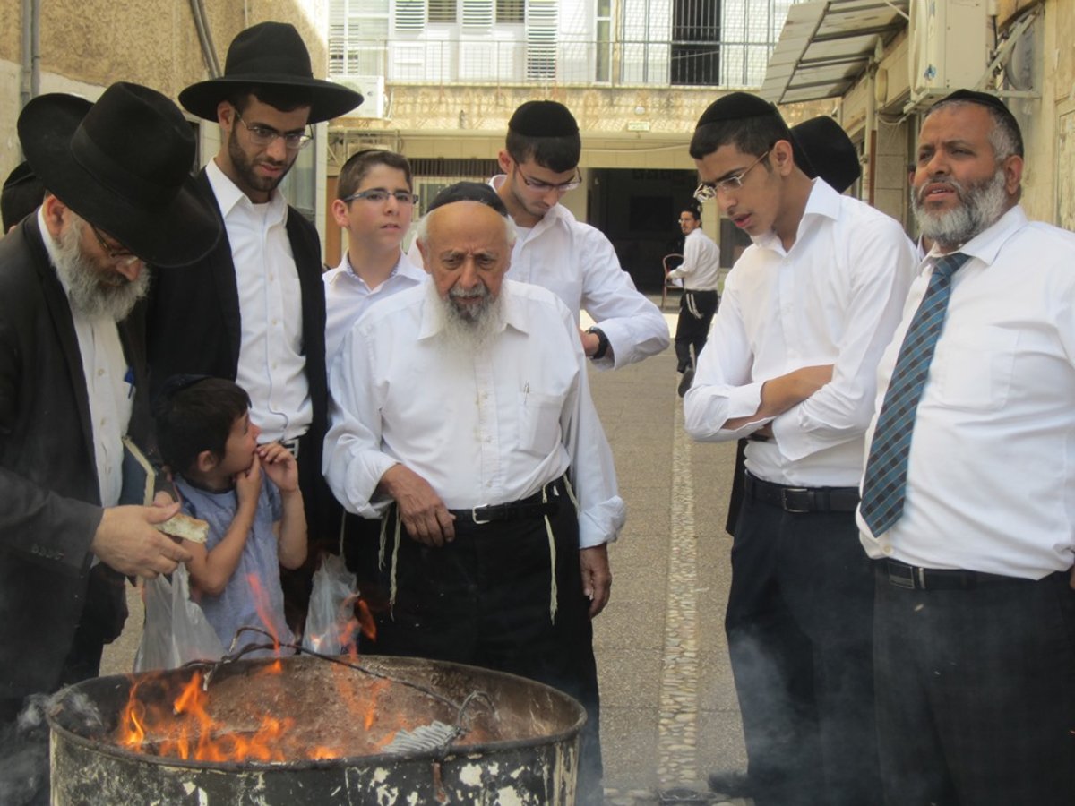 שריפת החמץ של 'חבר המועצת'. תמונות