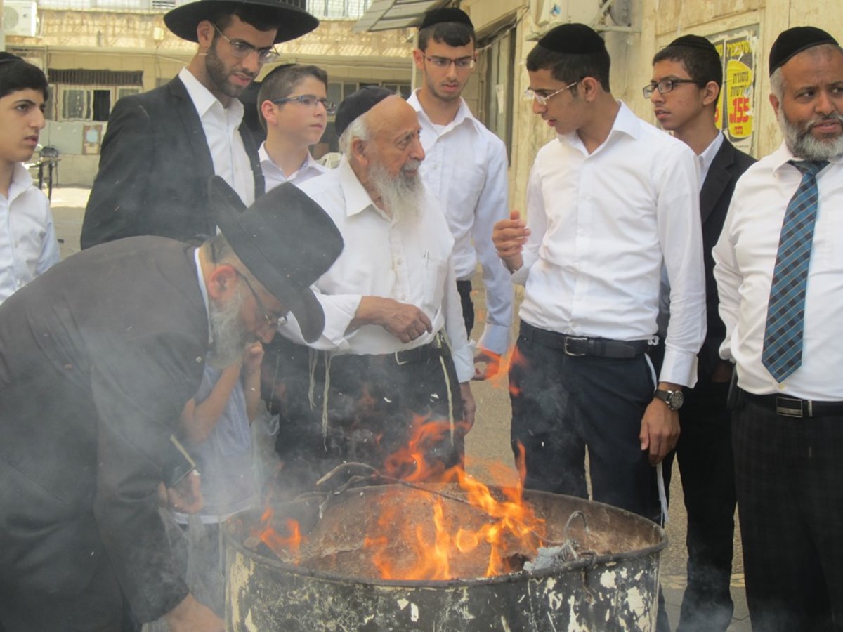 שריפת החמץ של 'חבר המועצת'. תמונות