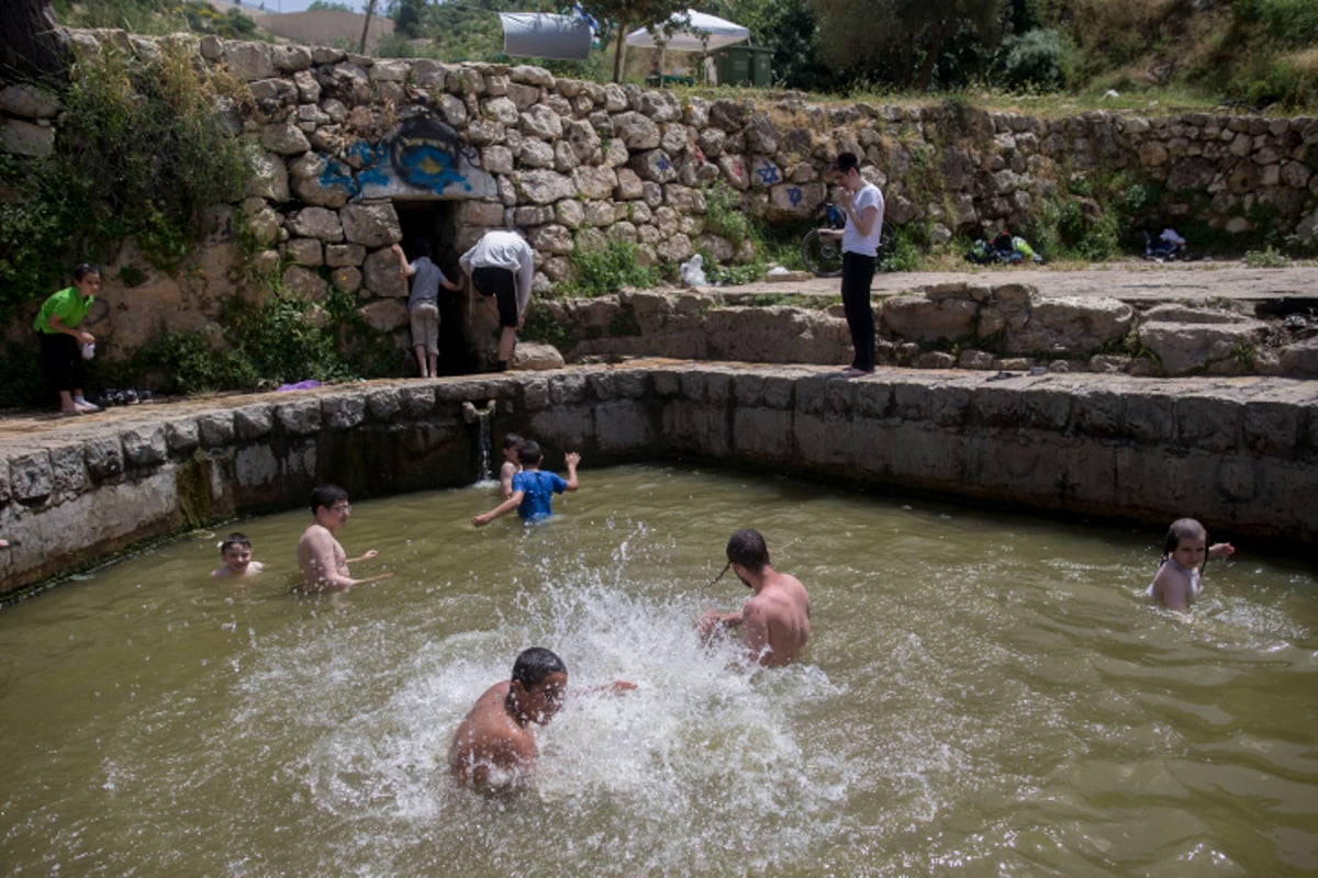 איזה חום: צפו בירושלמים מצטננים במעיין הליפתא