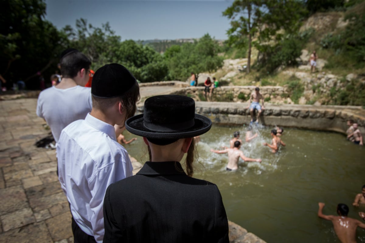 איזה חום: צפו בירושלמים מצטננים במעיין הליפתא