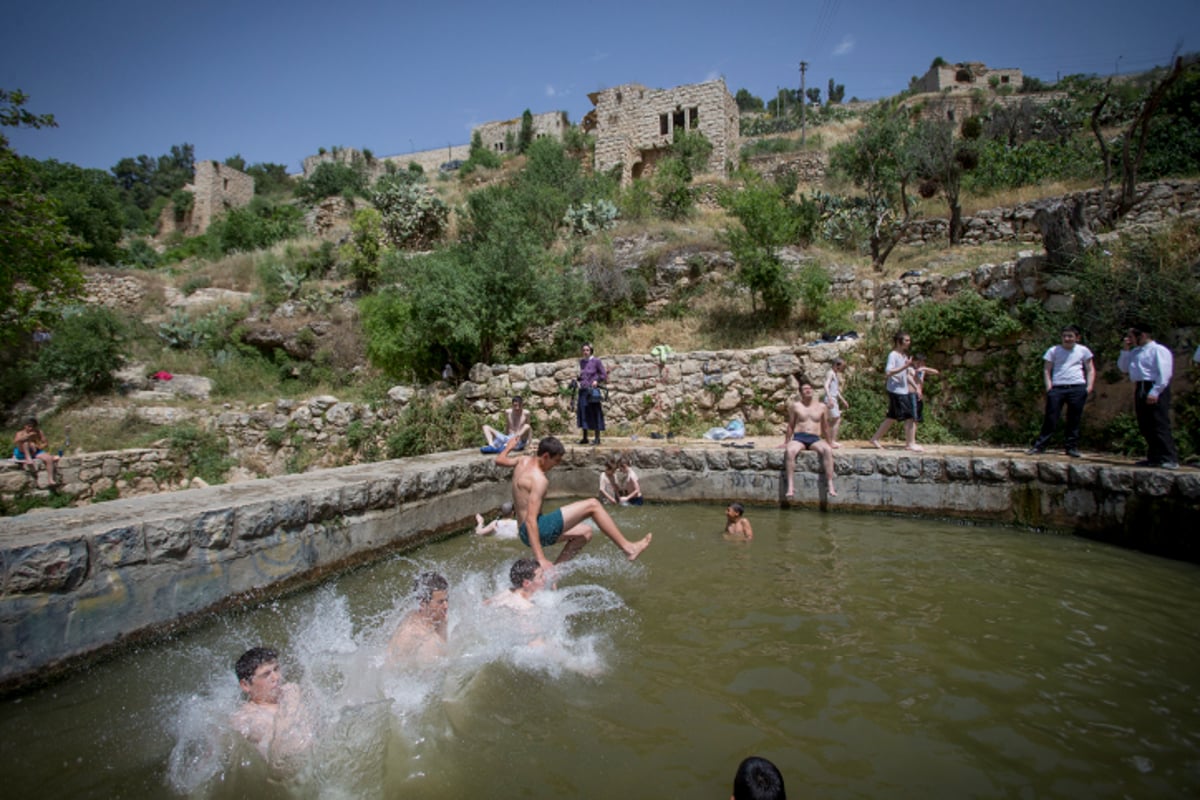 איזה חום: צפו בירושלמים מצטננים במעיין הליפתא