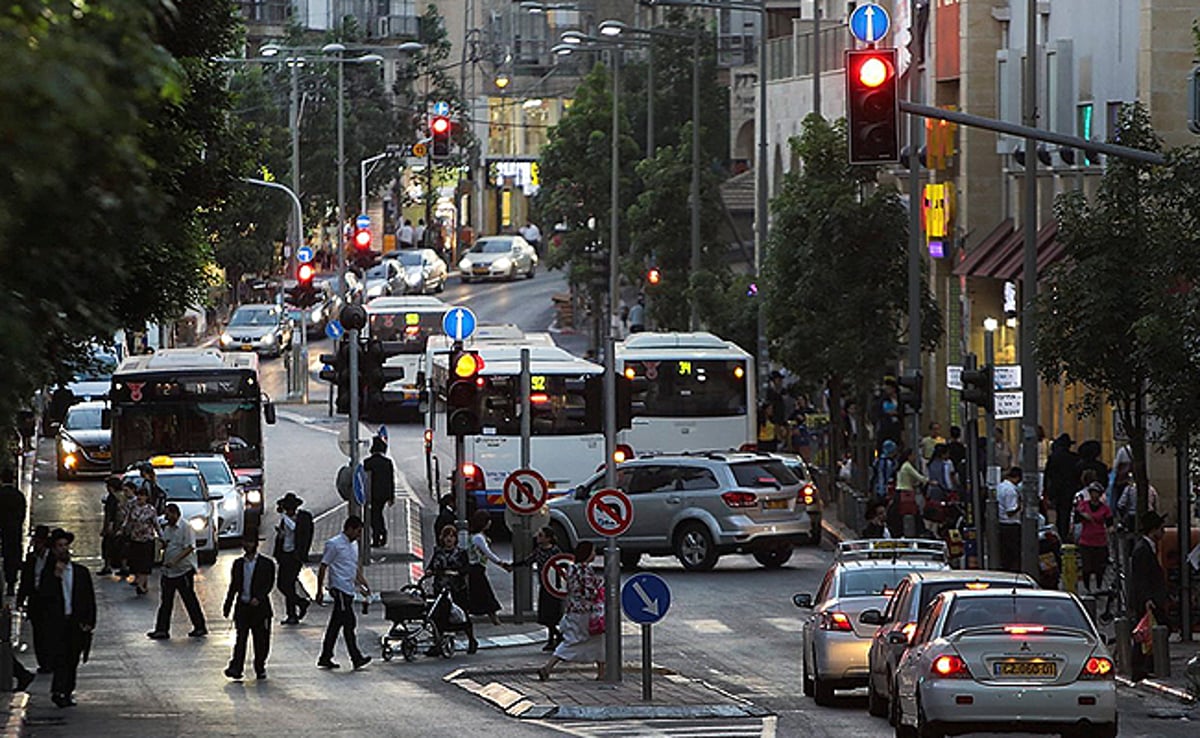 פרובוקציה בבני ברק: חילוני עם קרטון לחמניות