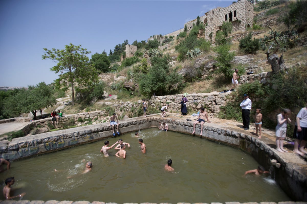 איזה חום: צפו בירושלמים מצטננים במעיין הליפתא