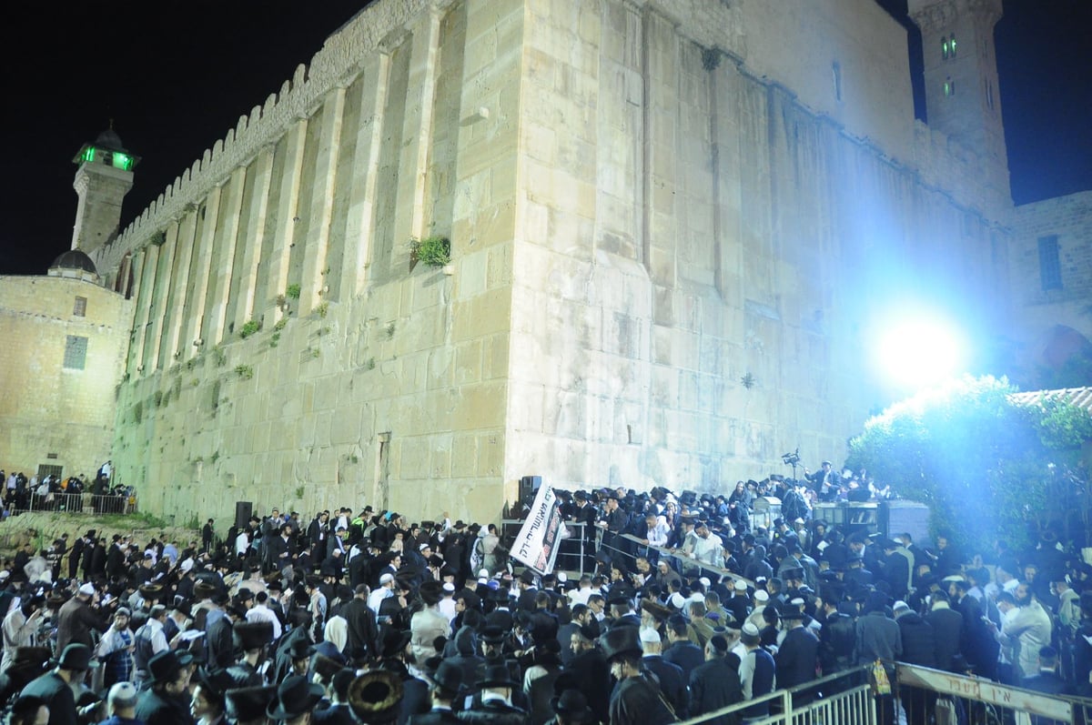 תיעוד: אלפים בעצרת התפילה של הרב אליעזר ברלנד