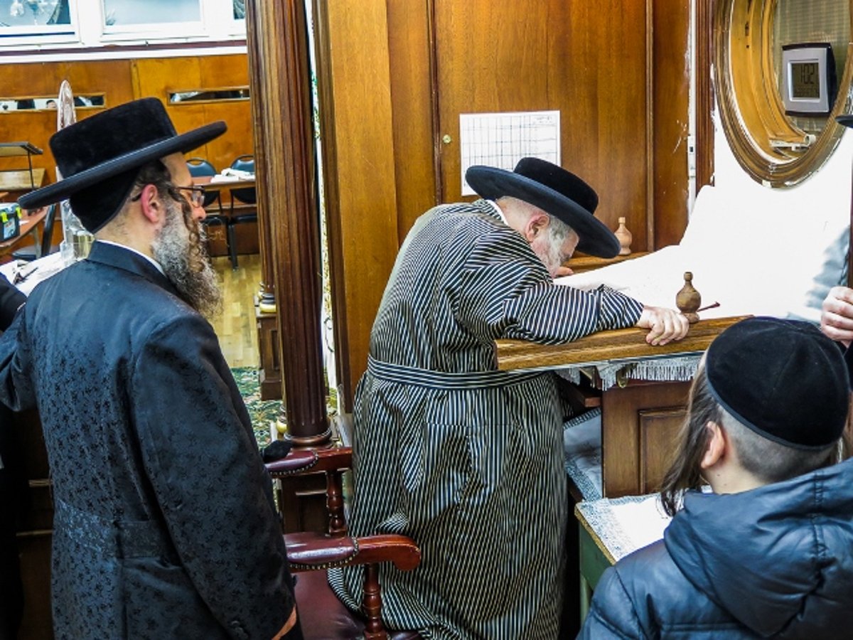 הגאב"ד שאושפז במצב קשה שר עם החסידים