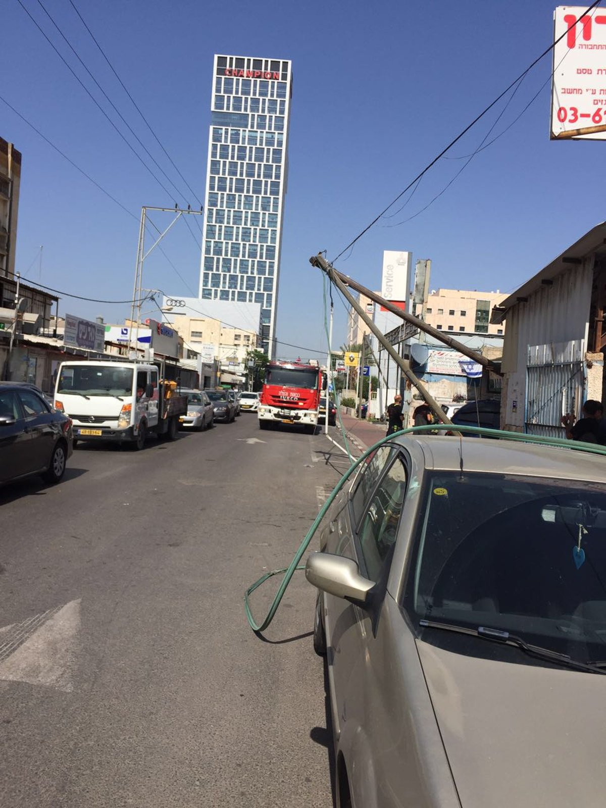 בגלל תאונה: עמודי חשמל קרסו, הכביש נחסם