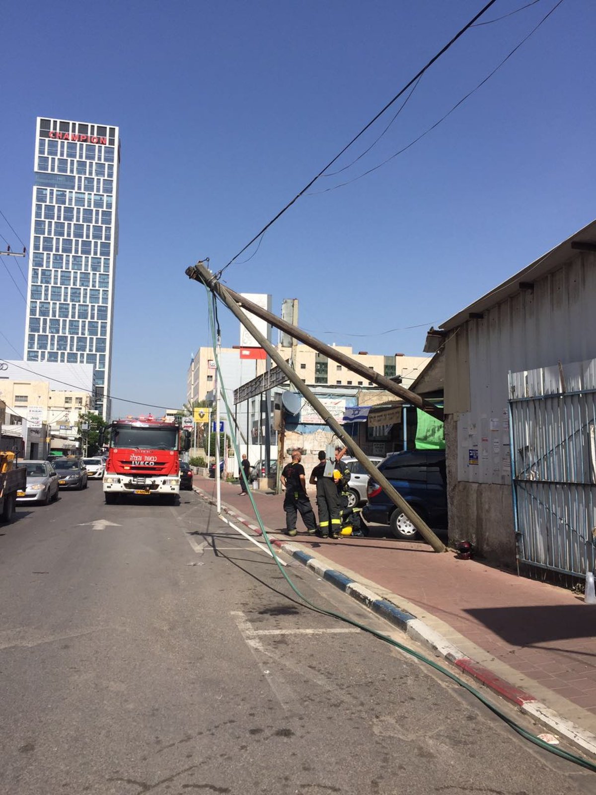 בגלל תאונה: עמודי חשמל קרסו, הכביש נחסם