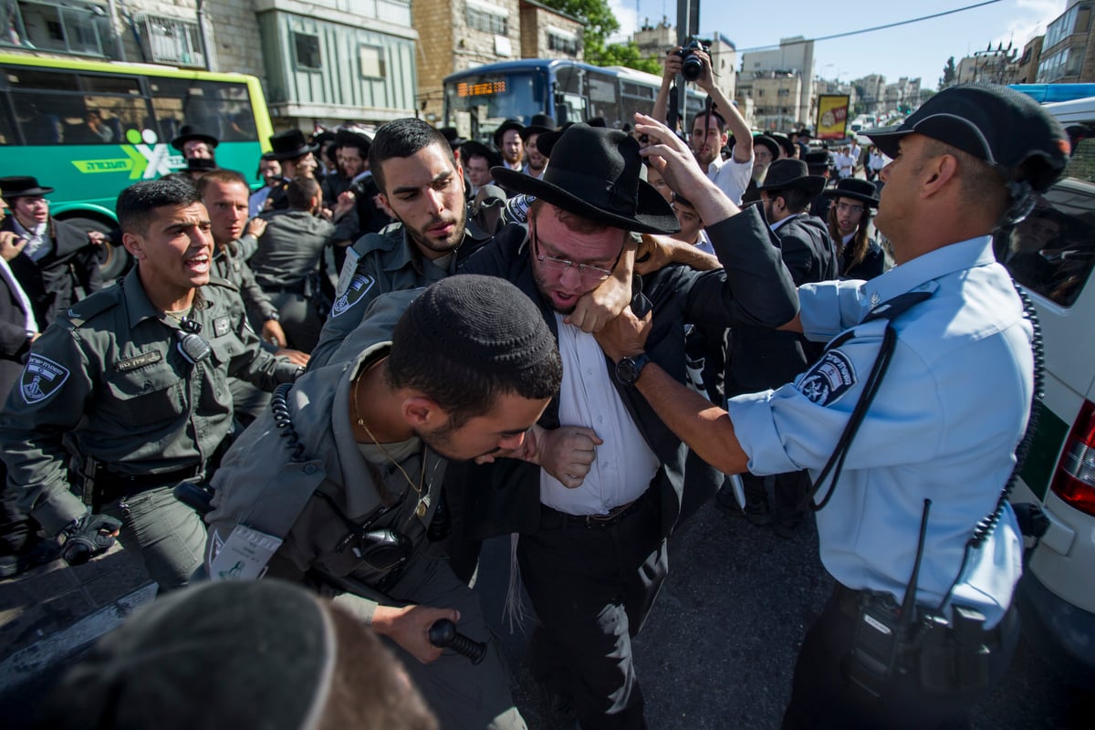 חולצה לבנה וכיפה גדולה • כך עוצרים מפגינים חרדים