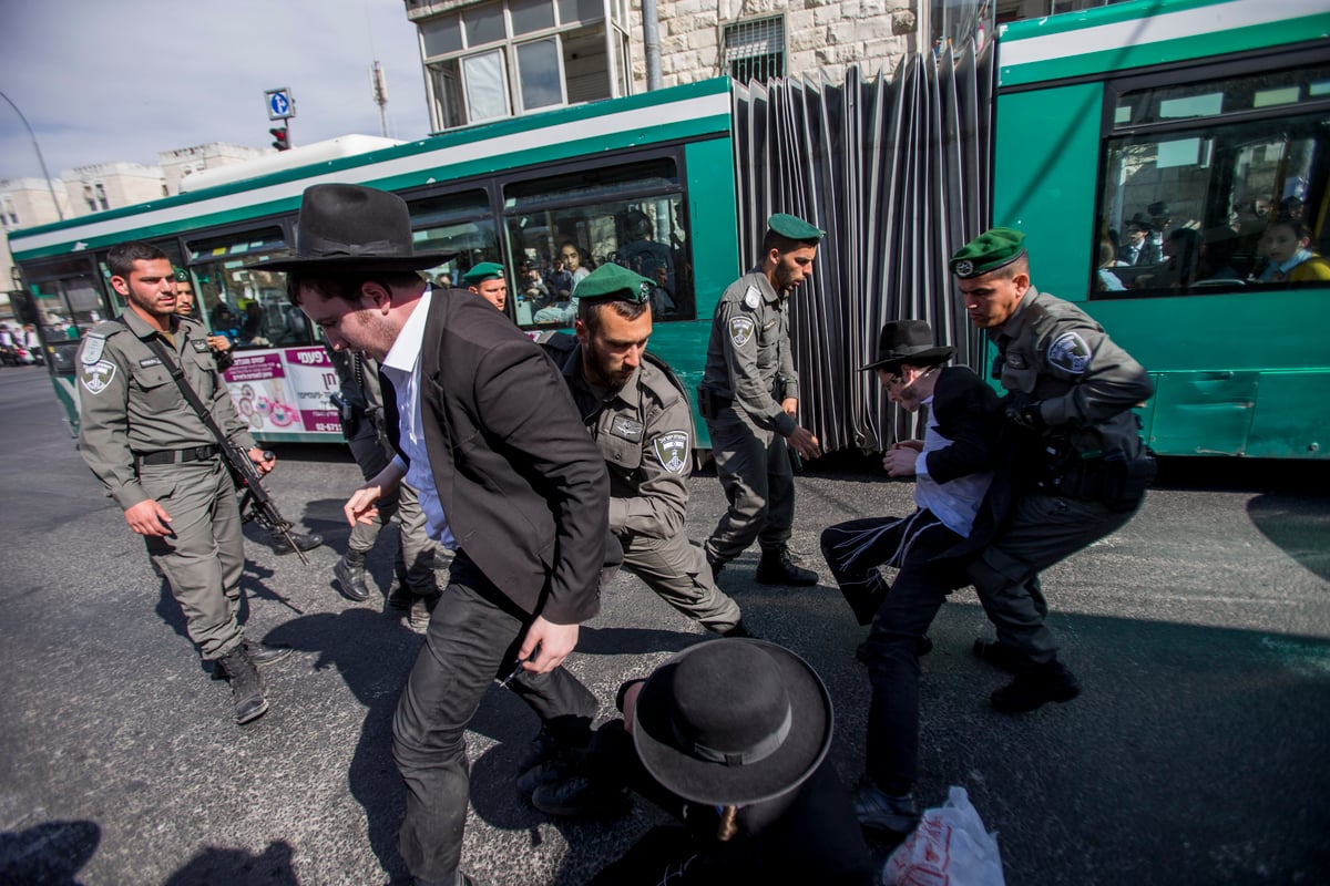 חולצה לבנה וכיפה גדולה • כך עוצרים מפגינים חרדים