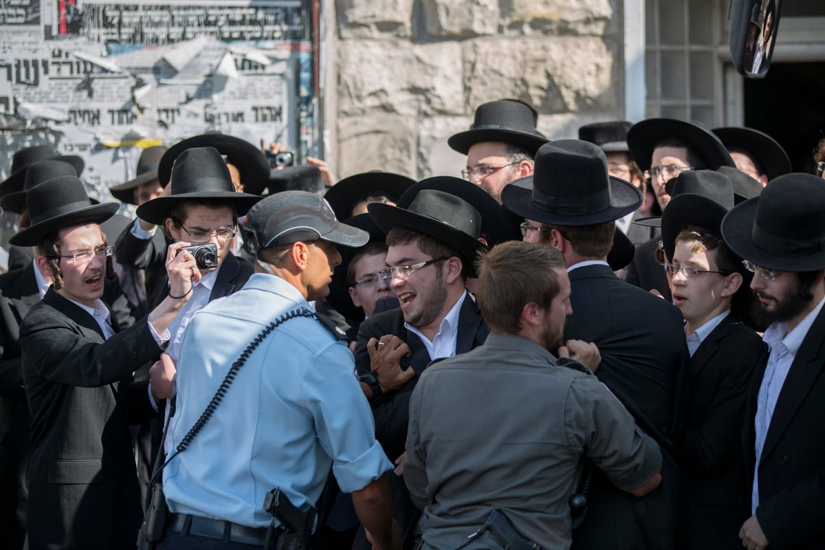 חולצה לבנה וכיפה גדולה • כך עוצרים מפגינים חרדים