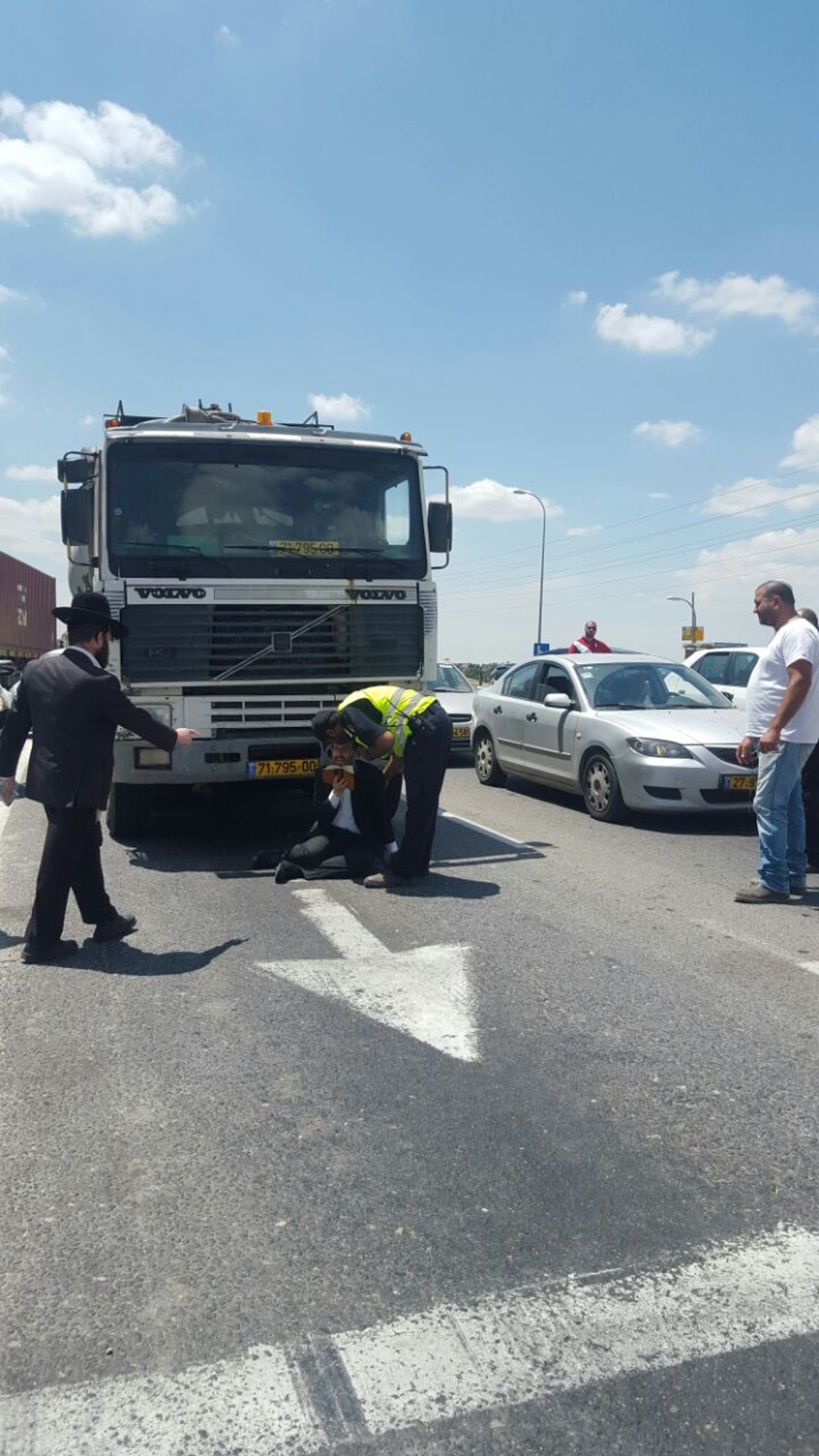 'הפלג' חוסמים כבישים; עוברי אורח מתעמתים עם המפגינים