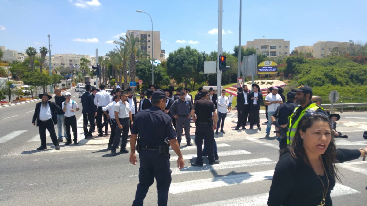 'הפלג' חוסמים כבישים; עוברי אורח מתעמתים עם המפגינים