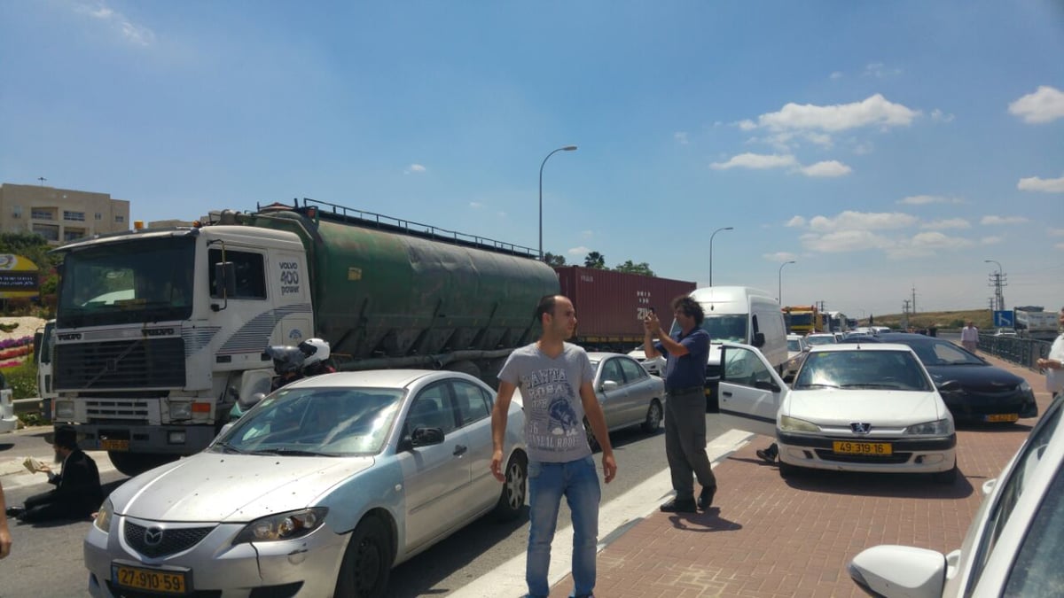 'הפלג' חוסמים כבישים; עוברי אורח מתעמתים עם המפגינים