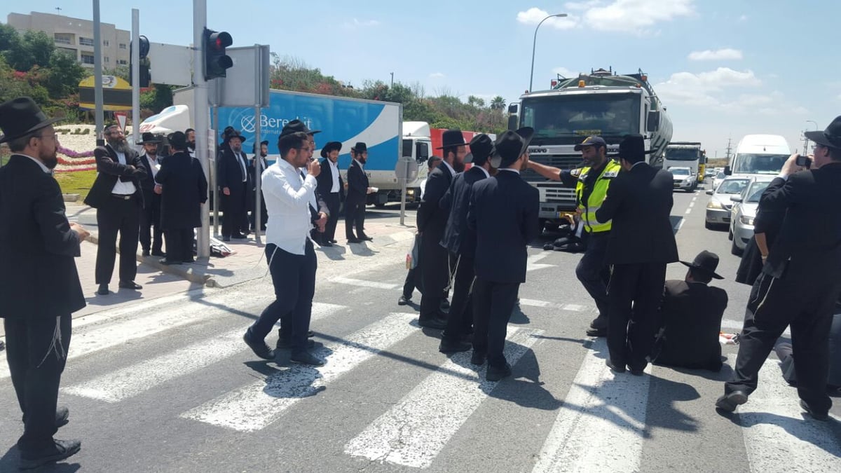 'הפלג' חוסמים כבישים; עוברי אורח מתעמתים עם המפגינים