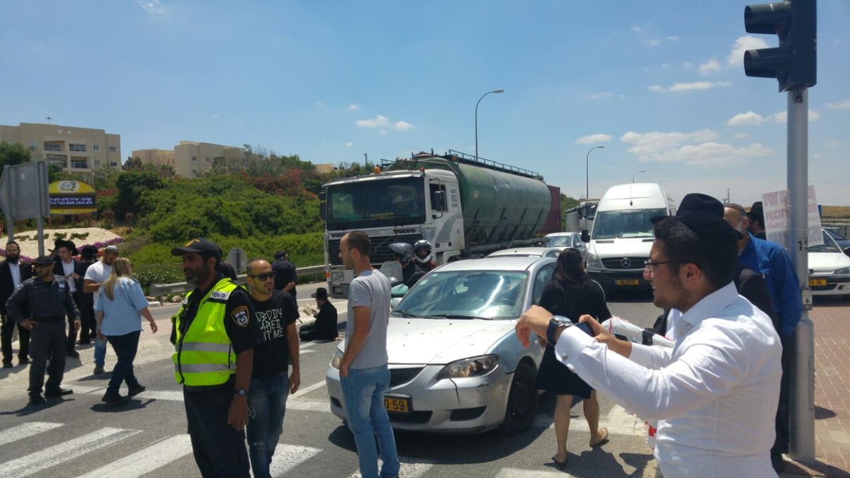 'הפלג' חוסמים כבישים; עוברי אורח מתעמתים עם המפגינים